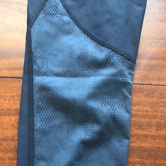 Under armour 7/8 leggings. Mesh in front. - Picture 3 of 3